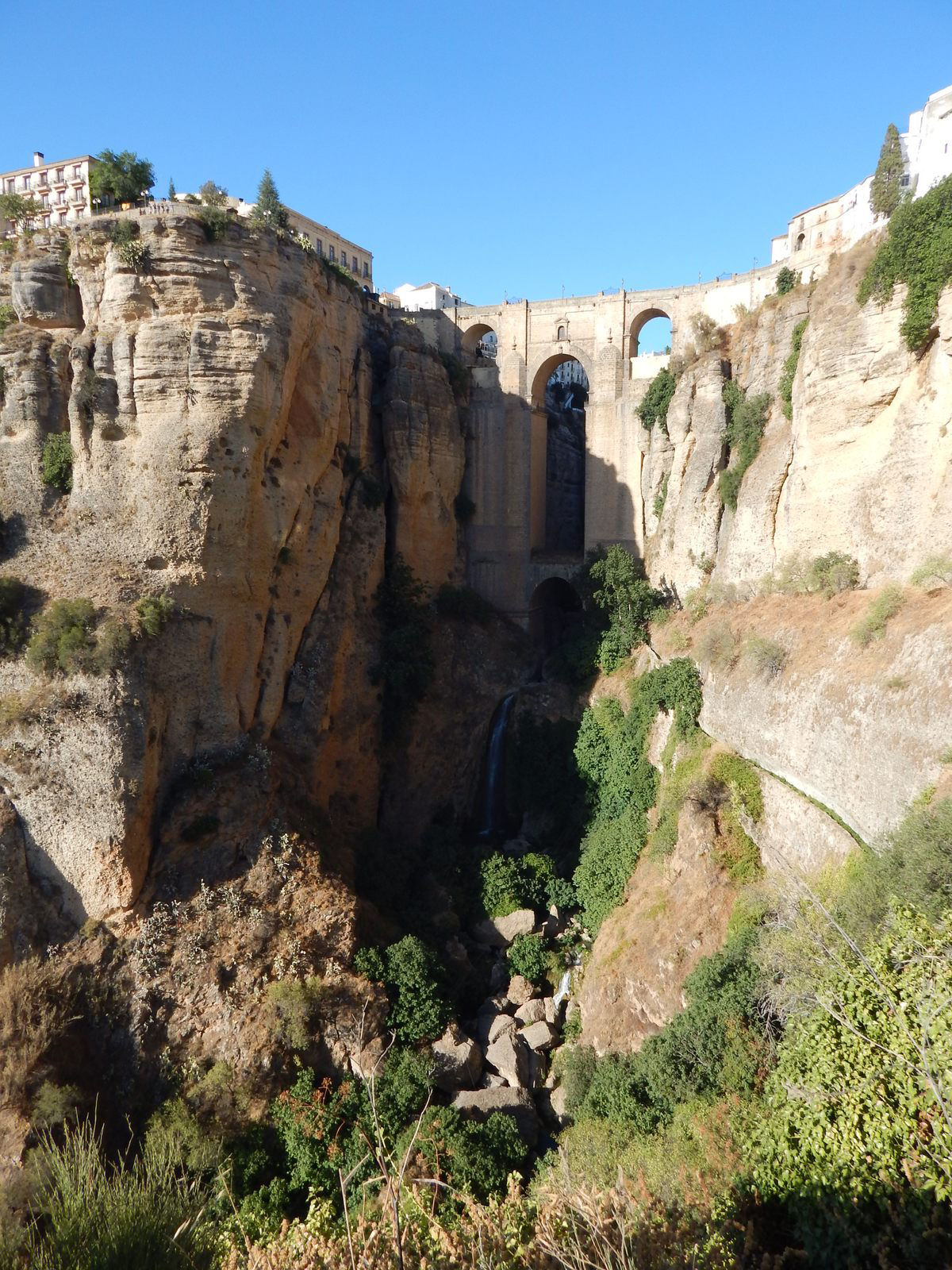 Ronda, um fantstico assentamento espanhol dependurado na falsia