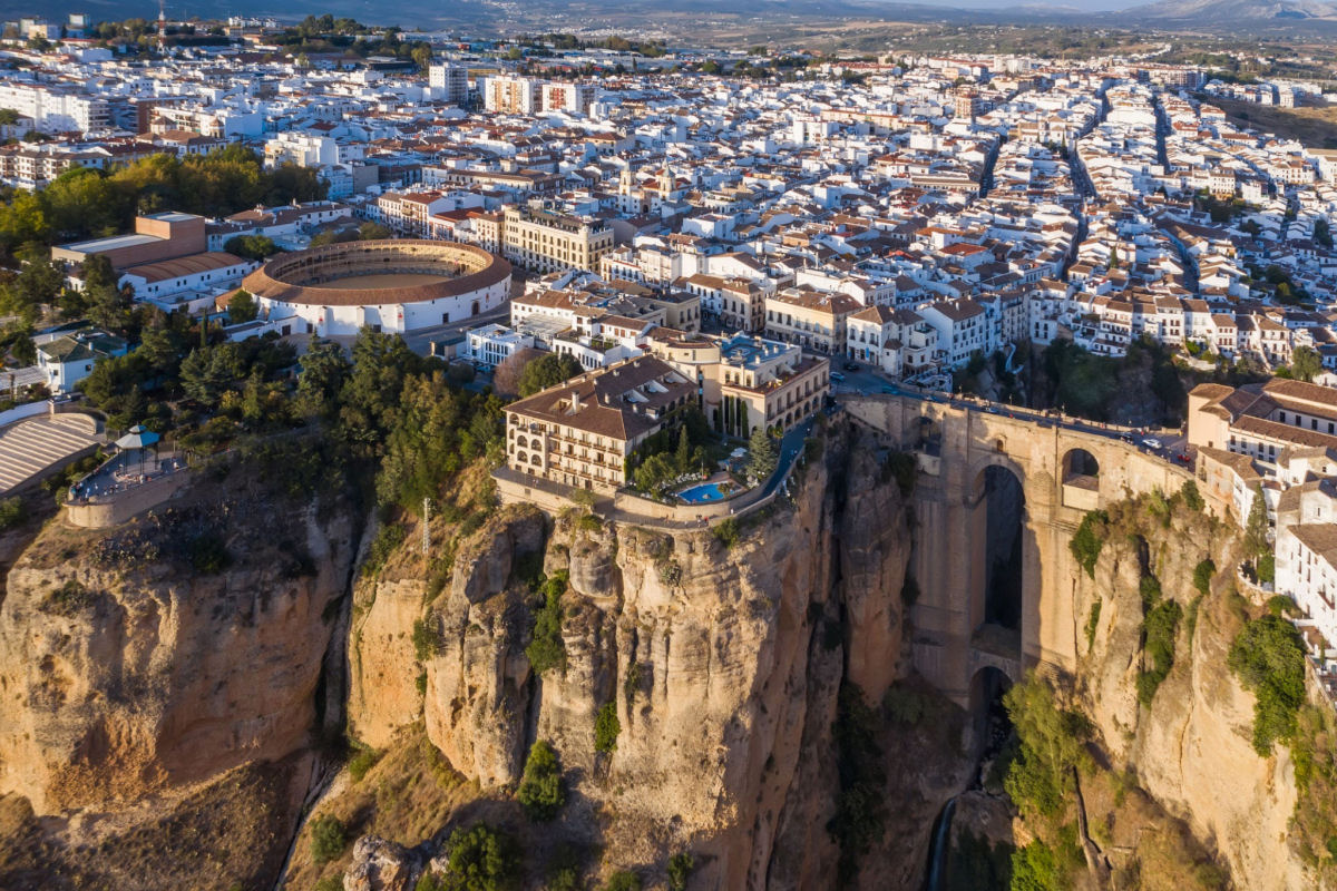 Ronda, um fantstico assentamento espanhol dependurado na falsia