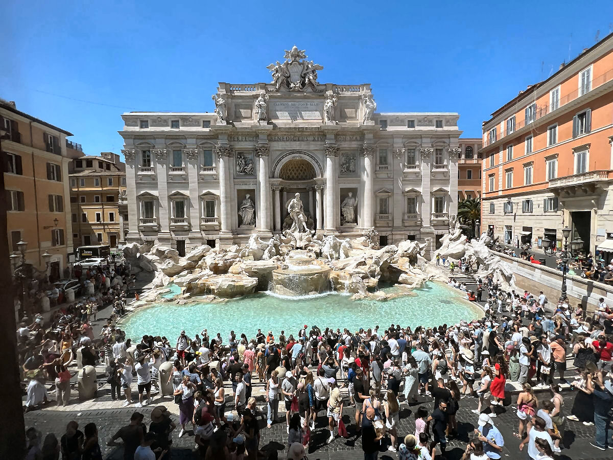 Turistas agora precisam pagar R$ 12 para tirar fotos da Fontana di Trevi, em Roma