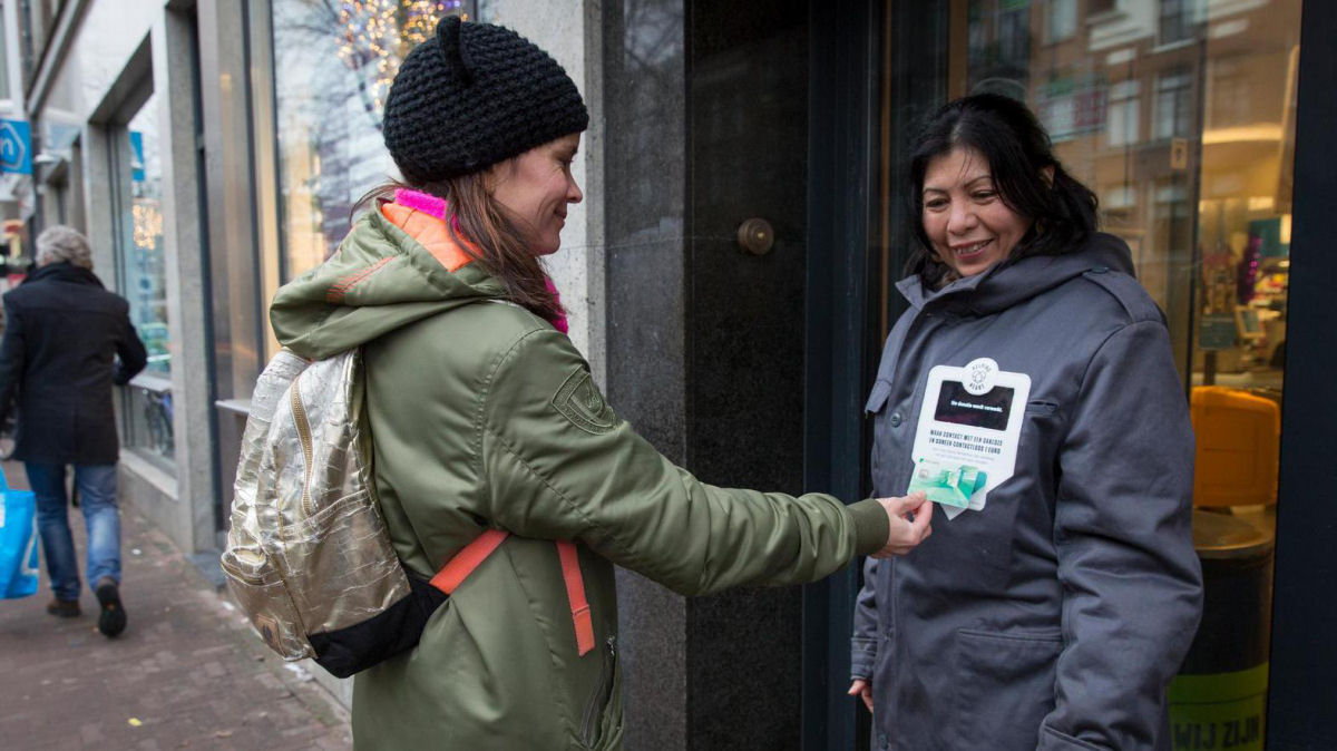 Amsterdã apresenta jaqueta com cobrança automática sem contato de cartão para mendigos