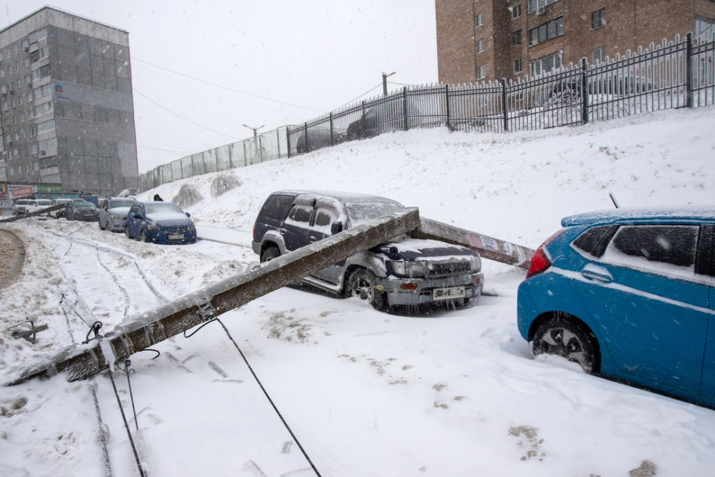 Fortes ventos e chuvas geladas convertem toda uma cidade russa em uma imensa pista de gelo