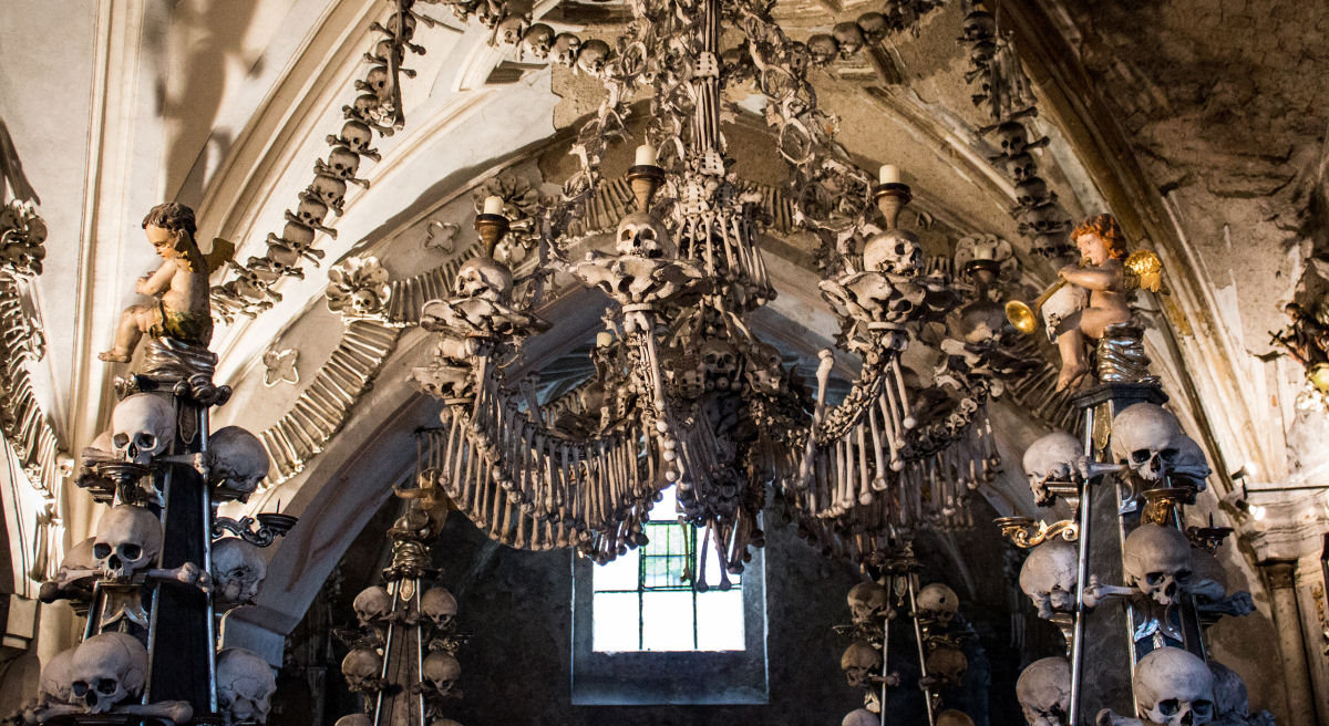 Esta capela perturbadoramente bonita  adornada com milhares de esqueletos