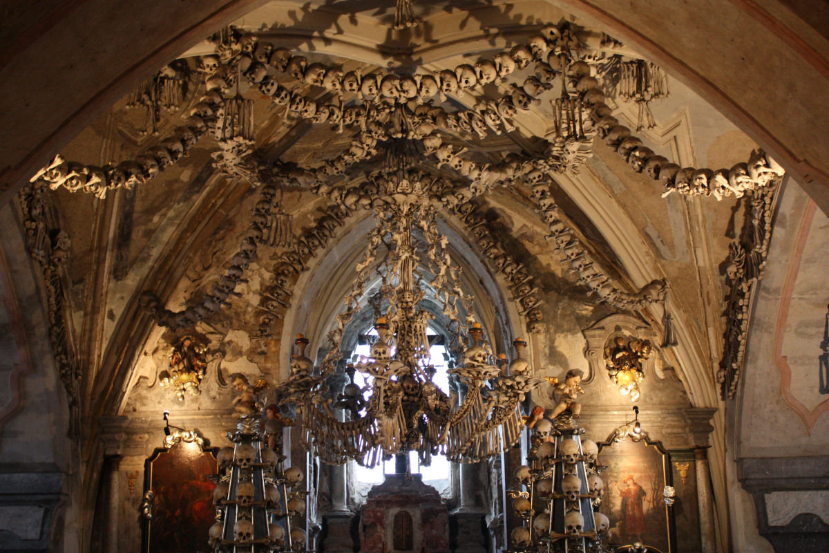 Esta capela perturbadoramente bonita  adornada com milhares de esqueletos 12