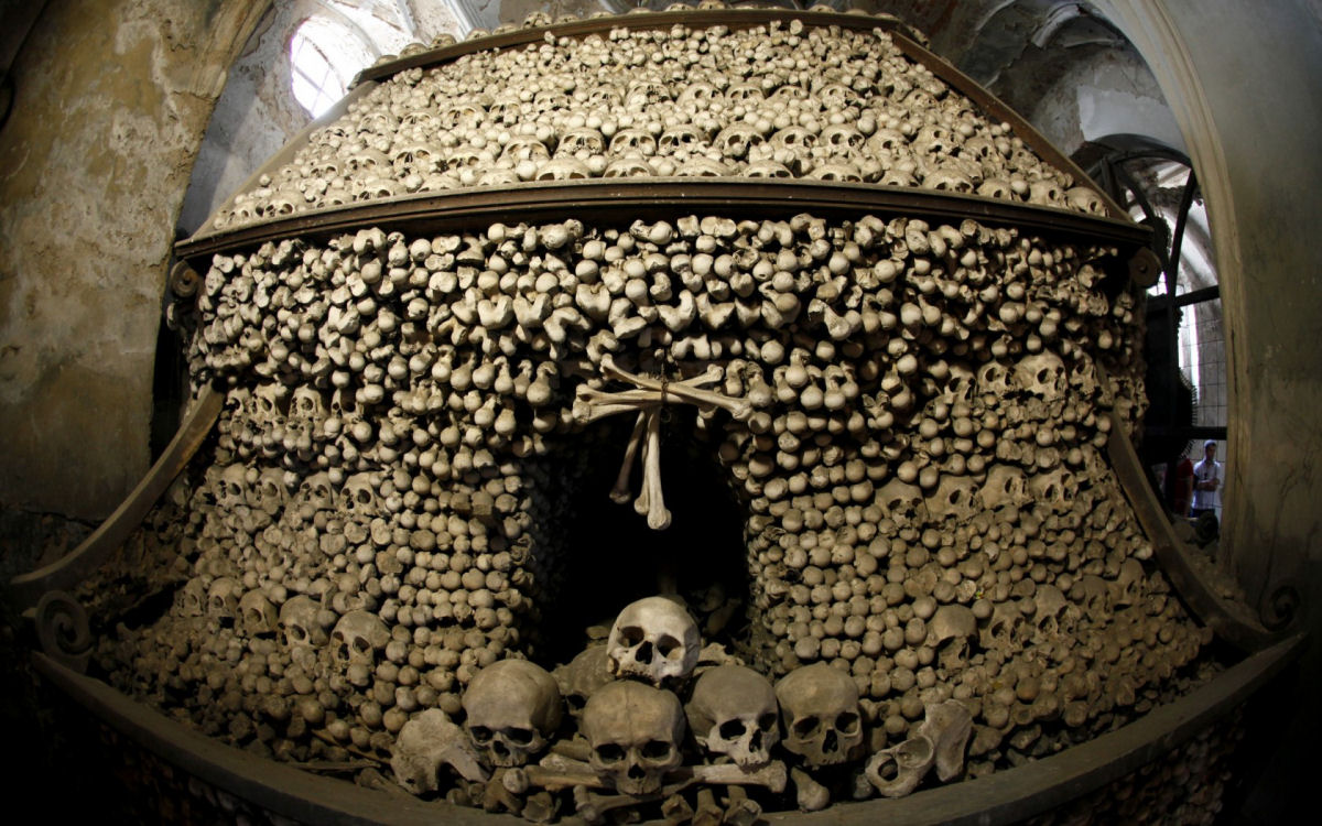 Esta capela perturbadoramente bonita  adornada com milhares de esqueletos 16