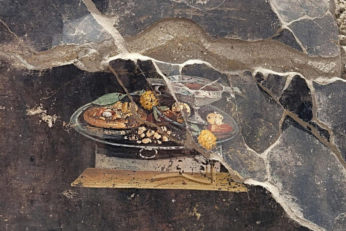 Arquelogos descobrem um afresco em Pompia com uma pizza servida em uma bandeja de prata