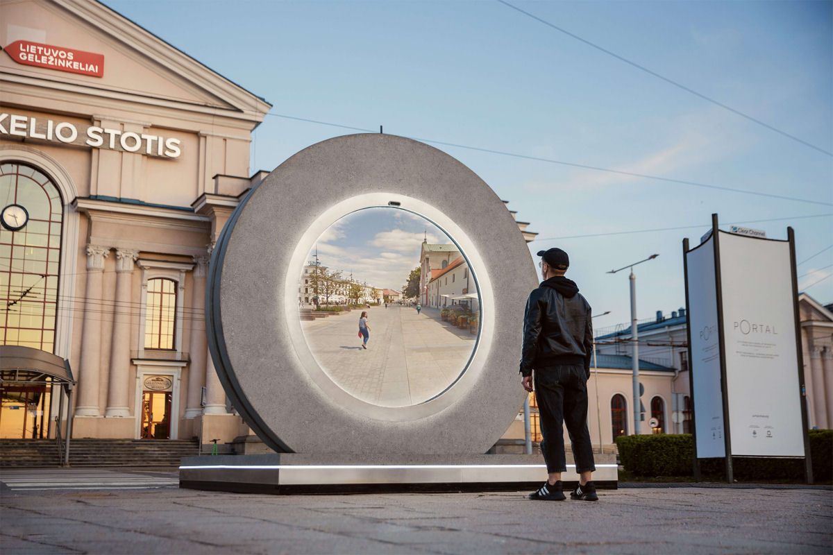 Portais erguidos nas ruas de Vilnius e Lublin conectam os transeuntes em tempo real