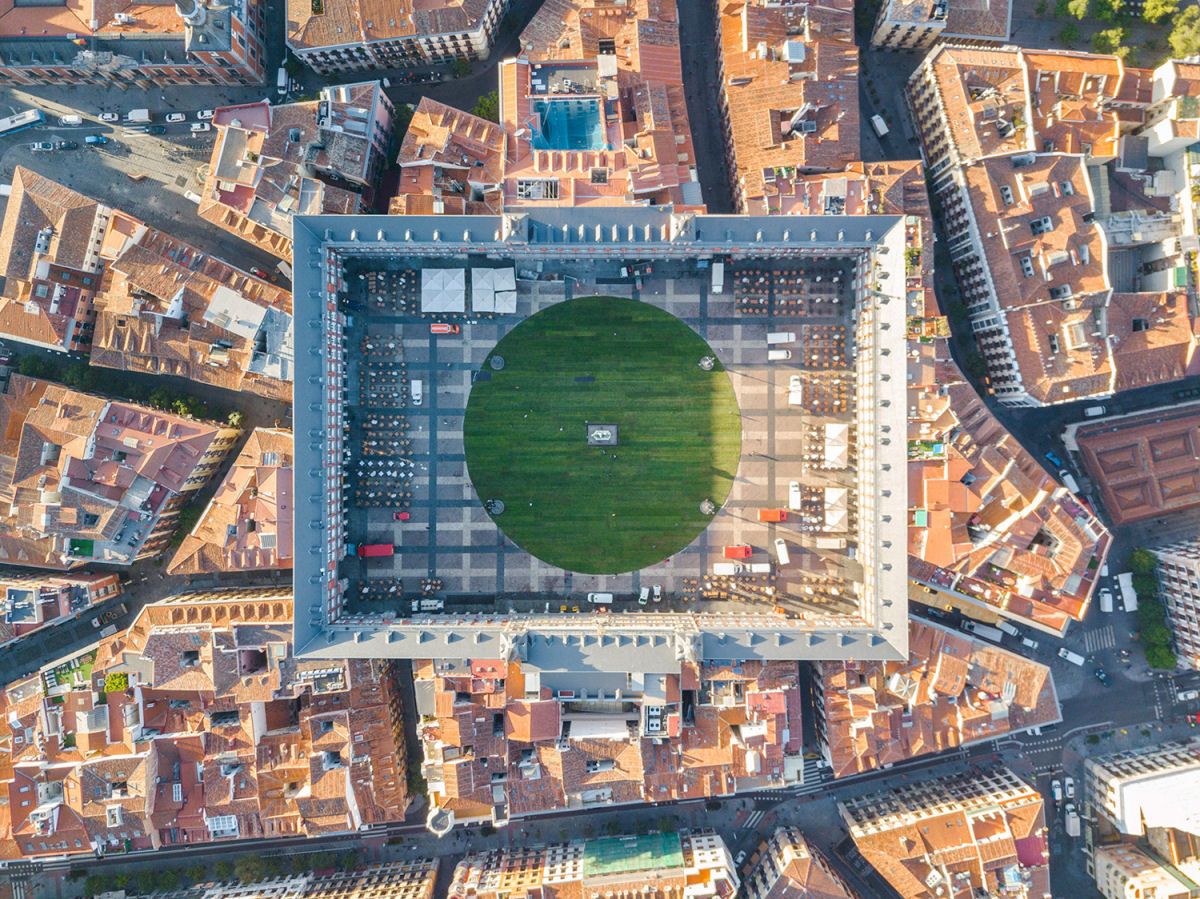 Uma praa de Madri  transformada em um parque ocasional com mais de 35.000 ps quadrados de grama 01