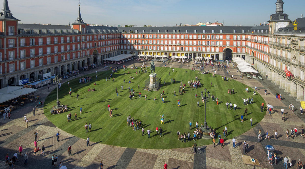 Uma praa de Madri  transformada em um parque ocasional com mais de 35.000 ps quadrados de grama 02