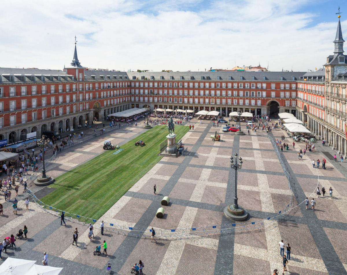Uma praa de Madri  transformada em um parque ocasional com mais de 35.000 ps quadrados de grama 03