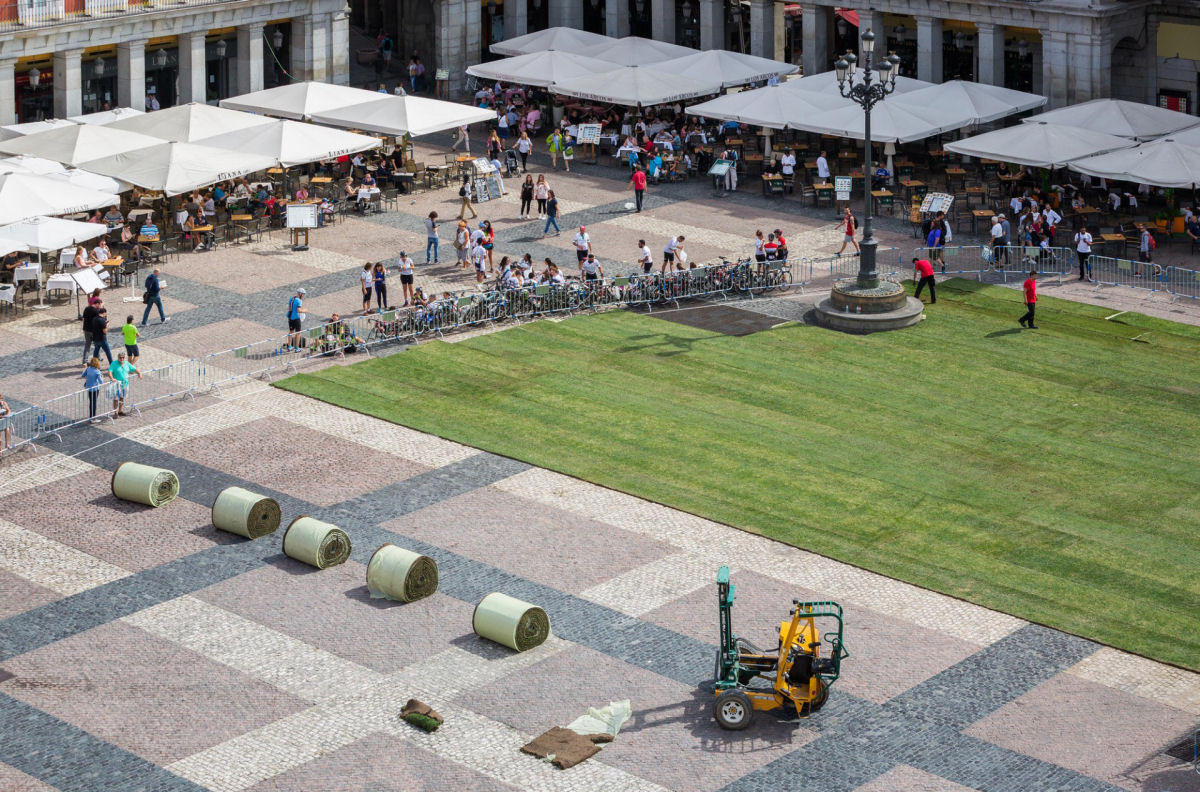 Uma praa de Madri  transformada em um parque ocasional com mais de 35.000 ps quadrados de grama 04
