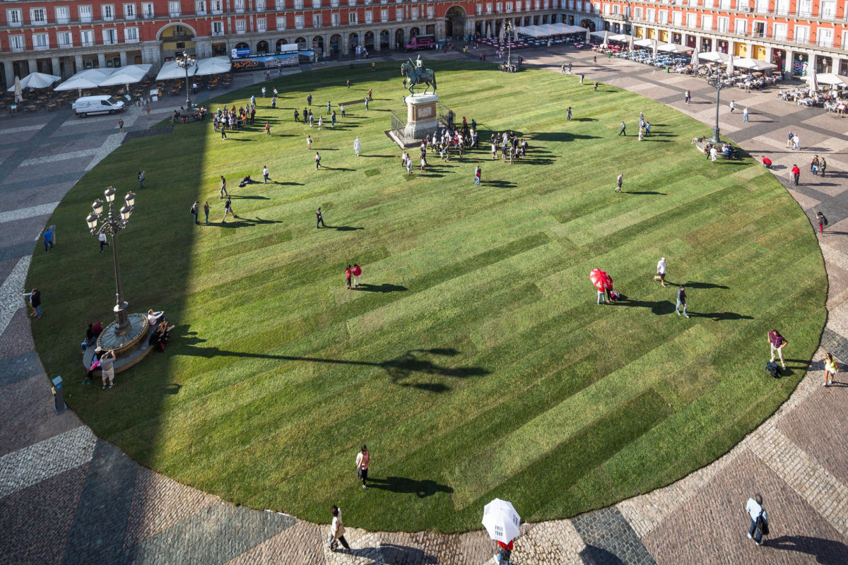 Uma praa de Madri  transformada em um parque ocasional com mais de 35.000 ps quadrados de grama 05