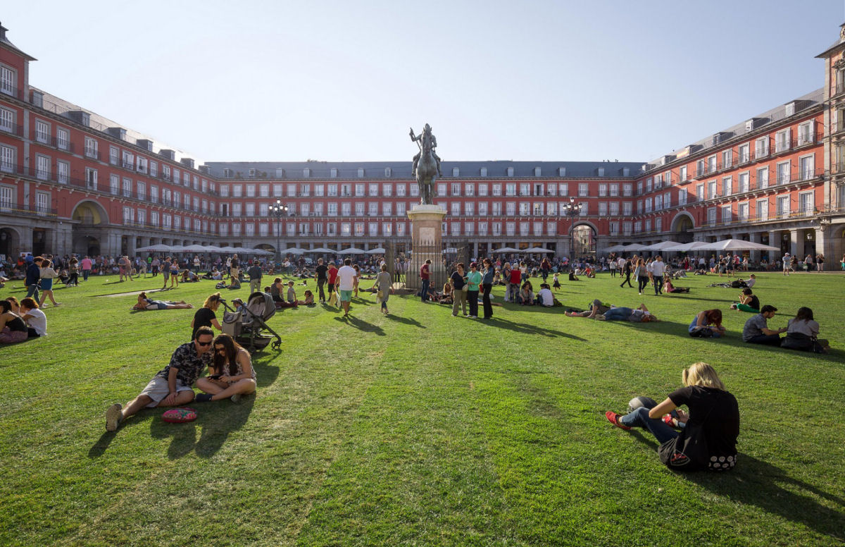 Uma praa de Madri  transformada em um parque ocasional com mais de 35.000 ps quadrados de grama 06