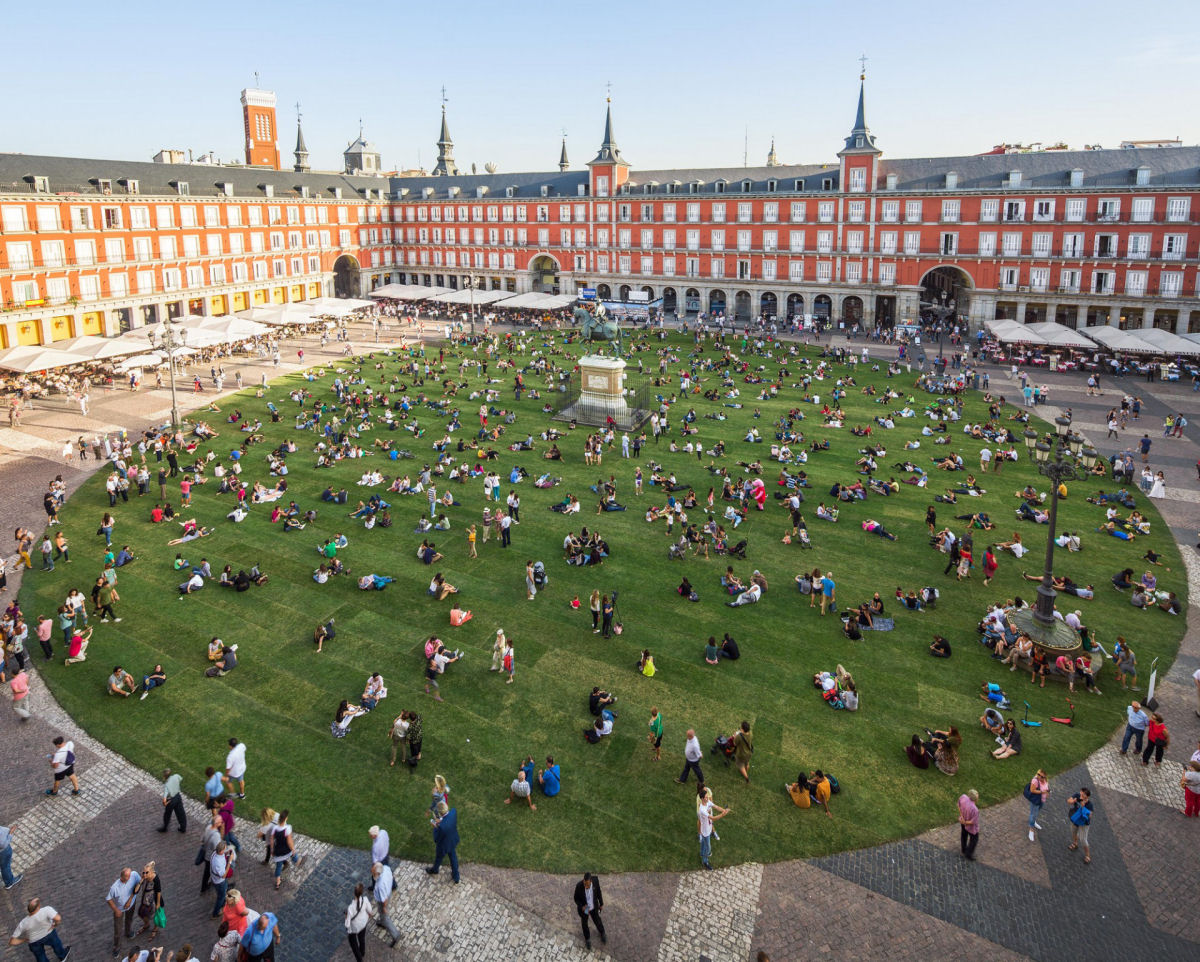 Uma praa de Madri  transformada em um parque ocasional com mais de 35.000 ps quadrados de grama 08