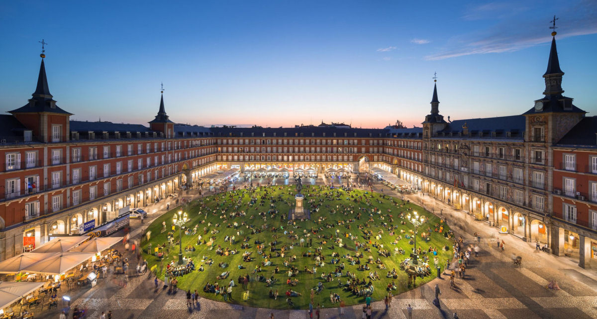 Uma praa de Madri  transformada em um parque ocasional com mais de 35.000 ps quadrados de grama 10