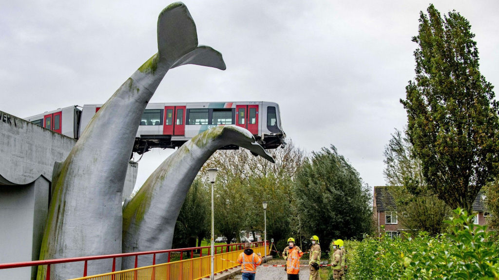 Trem descarrila e uma gigantesca obra de arte evita que caia de um elevado