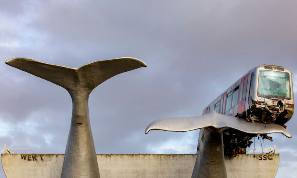 Trem descarrila e uma gigantesca obra de arte evita que caia de um elevado