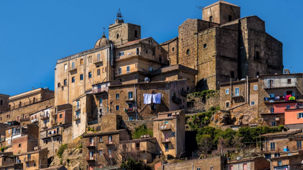 Povoado italiano oferece casas a um euro com vistas ao Vesúvio e dinheiro para restaurá-las