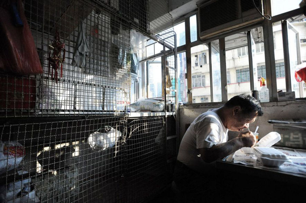 A vida nas celas de co em Hong Kong 09