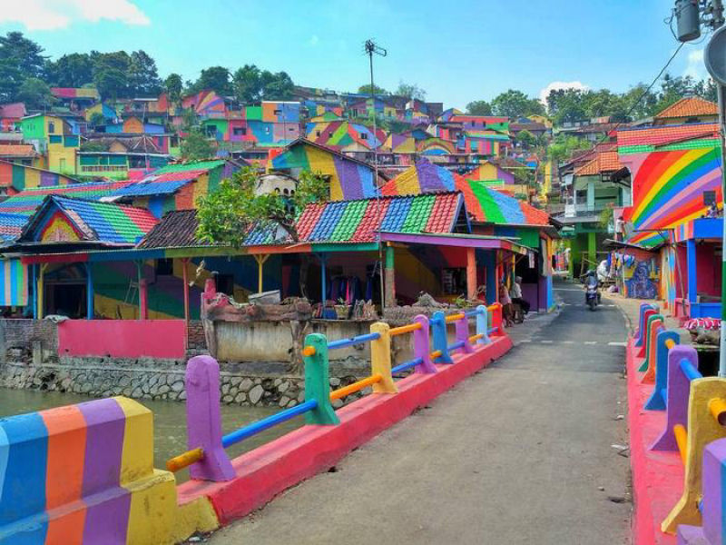 Governo da indonsia transforma favela em um vilarejo arco-ris 02