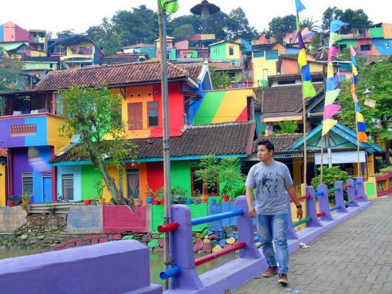 Governo da indonsia transforma favela em um vilarejo arco-ris 06