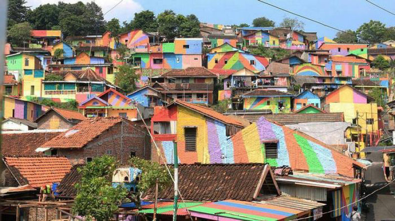 Governo da indonsia transforma favela em um vilarejo arco-ris 11