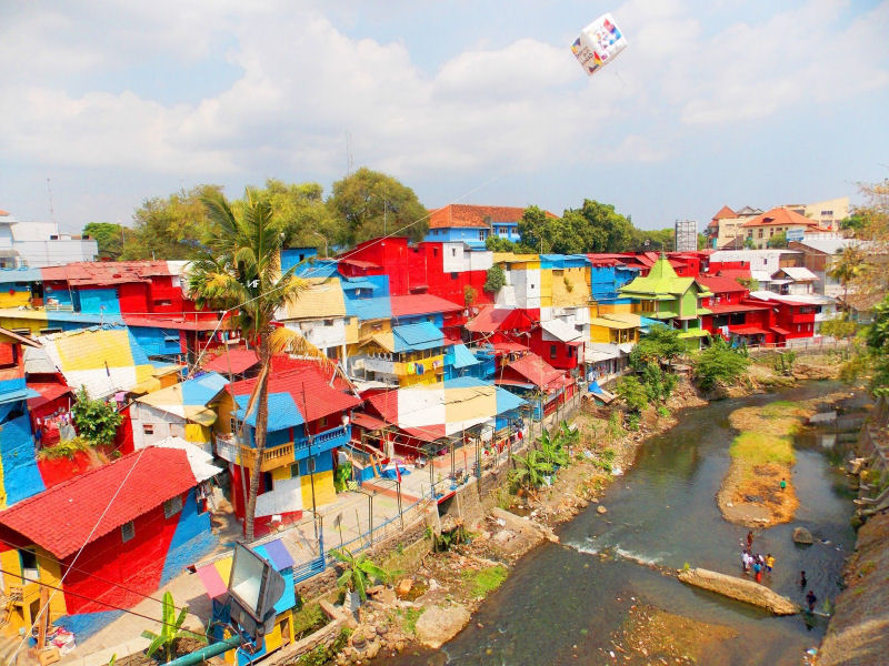 Governo da indonsia transforma favela em um vilarejo arco-ris 13