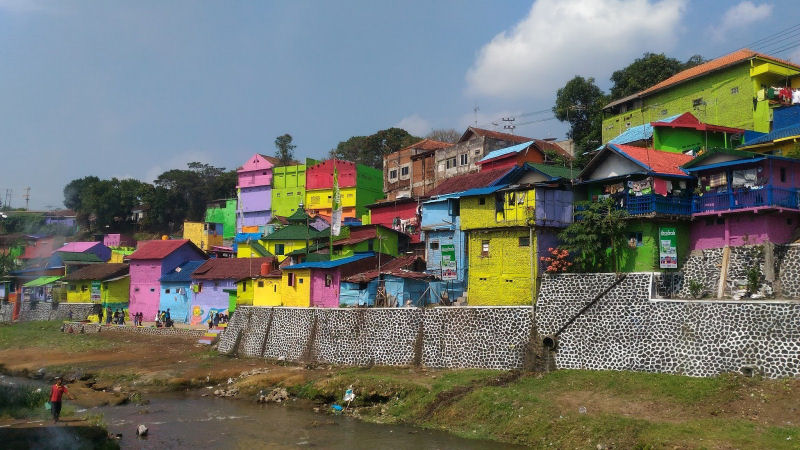 Governo da indonsia transforma favela em um vilarejo arco-ris 14