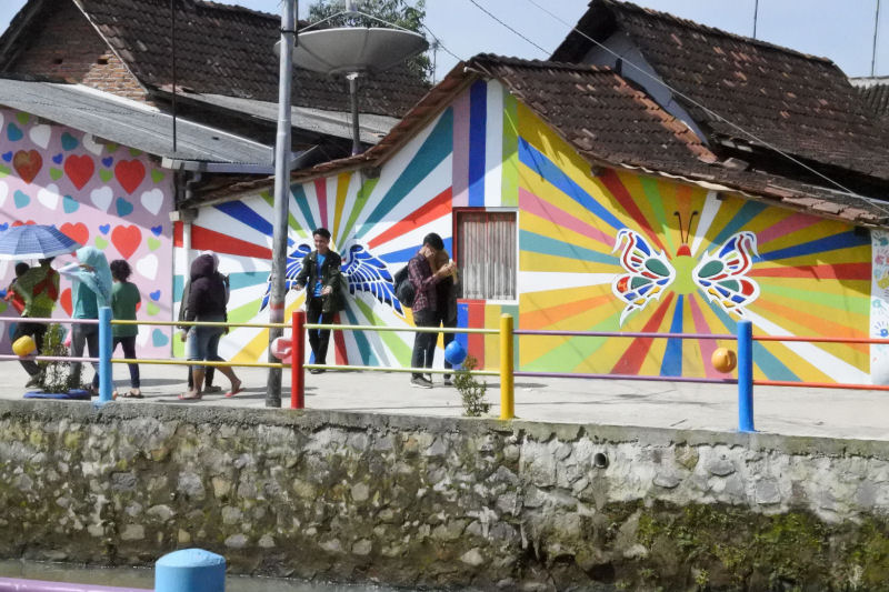 Governo da indonsia transforma favela em um vilarejo arco-ris 15