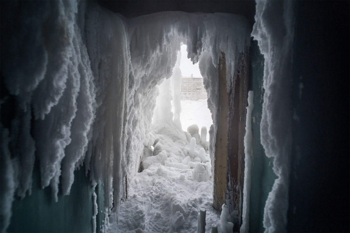 As impressionantes fotos de um complexo de apartamentos congelados em Vorkuta, na Rússia 03