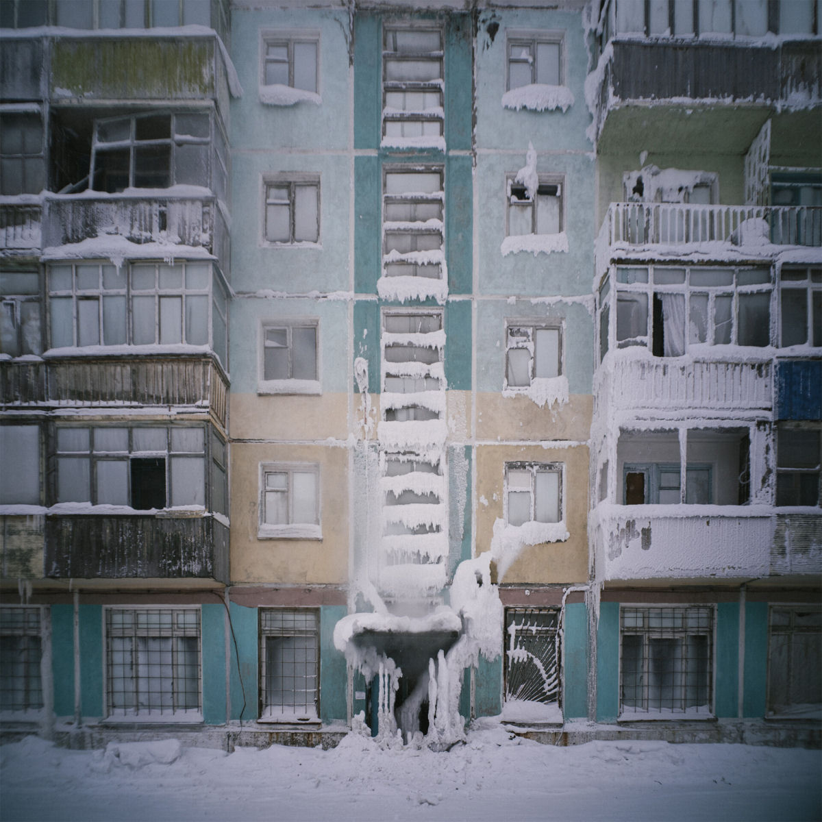 As impressionantes fotos de um complexo de apartamentos congelados em Vorkuta, na Rússia 07