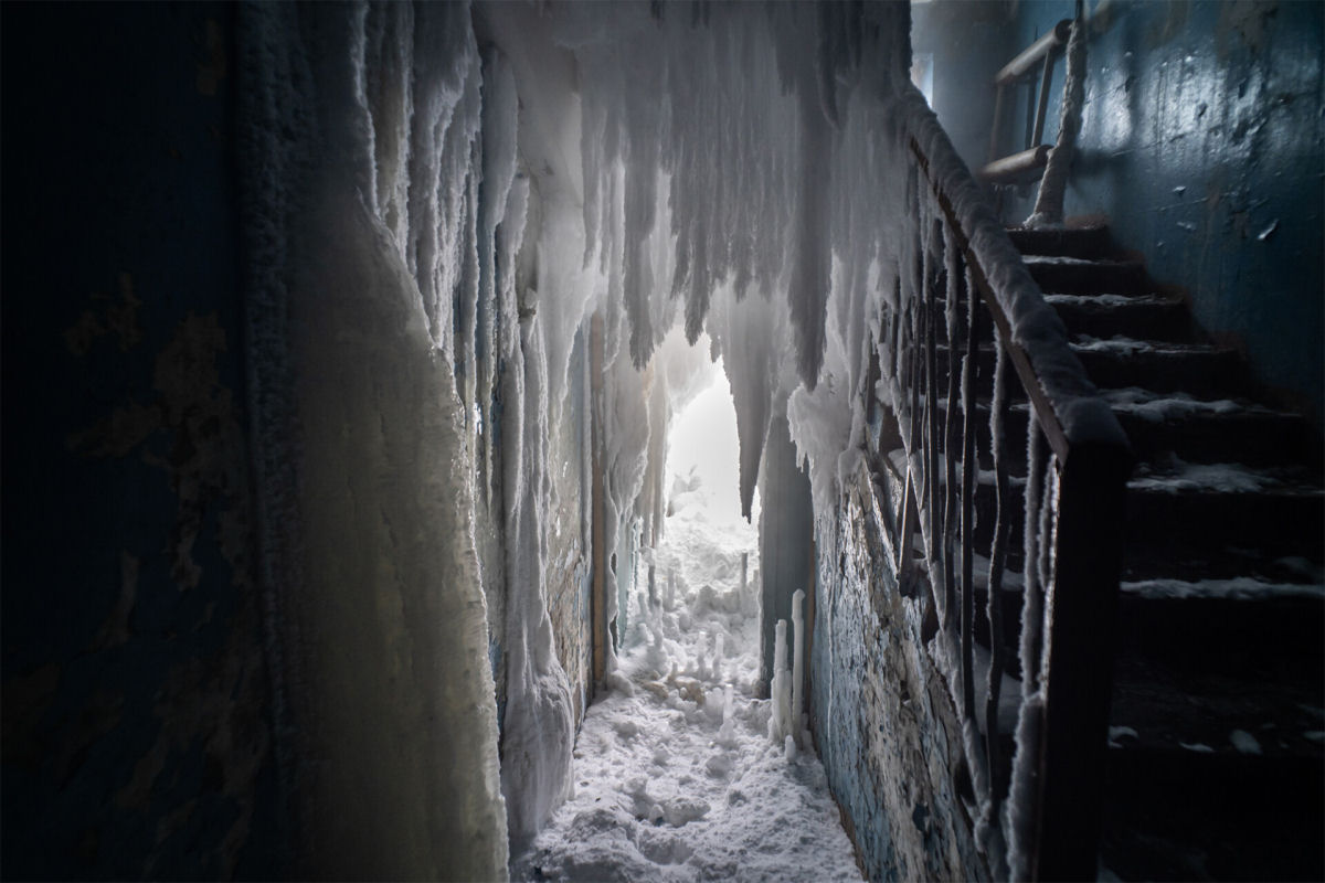 As impressionantes fotos de um complexo de apartamentos congelados em Vorkuta, na Rússia 09