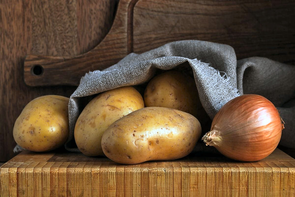 Por que você nunca deve armazenar batatas e cebolas juntas