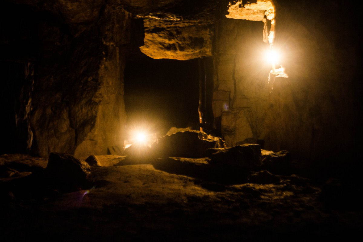 Experimento encerra 15 pessoas durante 40 dias em uma gruta sem luz, o que pode dar errado?