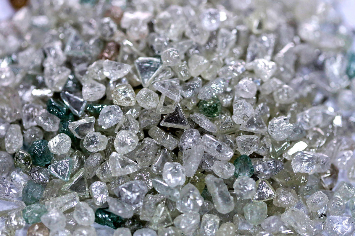 Descobrem milhes de toneladas de diamantes no cortex terrestre, mas h um problema para chegar a eles