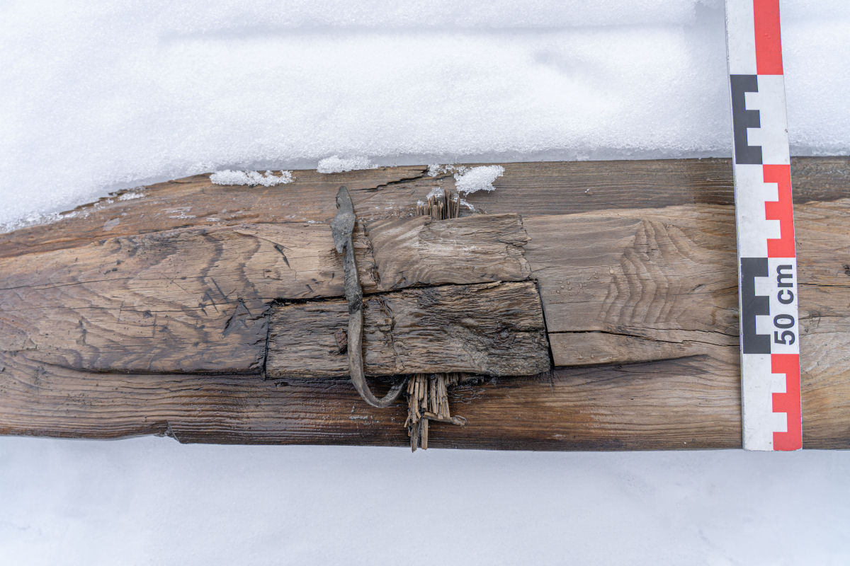 Arqueólogos encontram esquís de madeira de 1.300 anos perfeitamente conservados sob o gelo