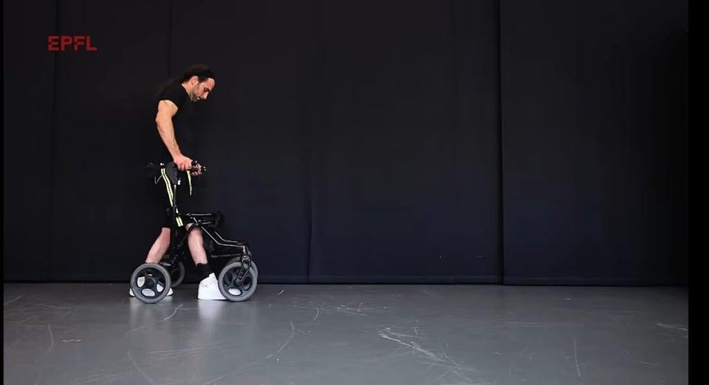 Implante de medula espinhal consegue que três paraplégicos voltem a caminhar