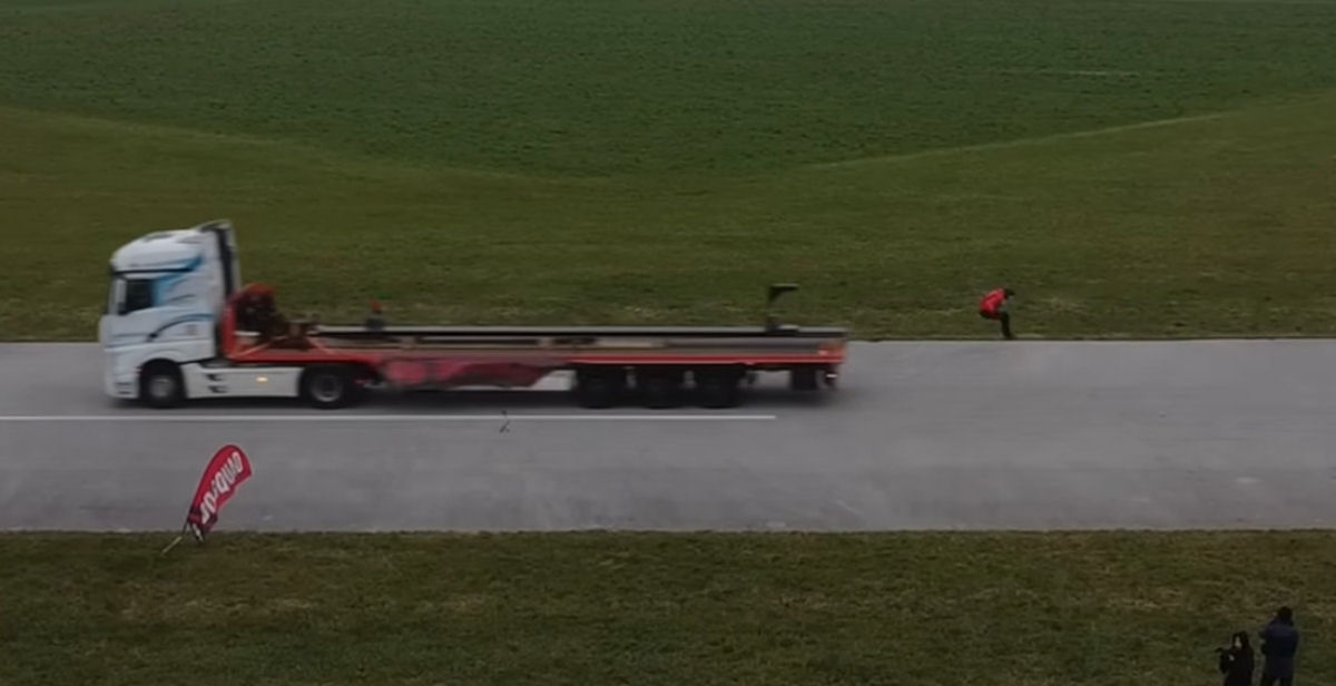 � poss�vel lan�ar algu�m a 80 km/h da traseira de um caminh�o a 80 km/h para anular a velocidade?