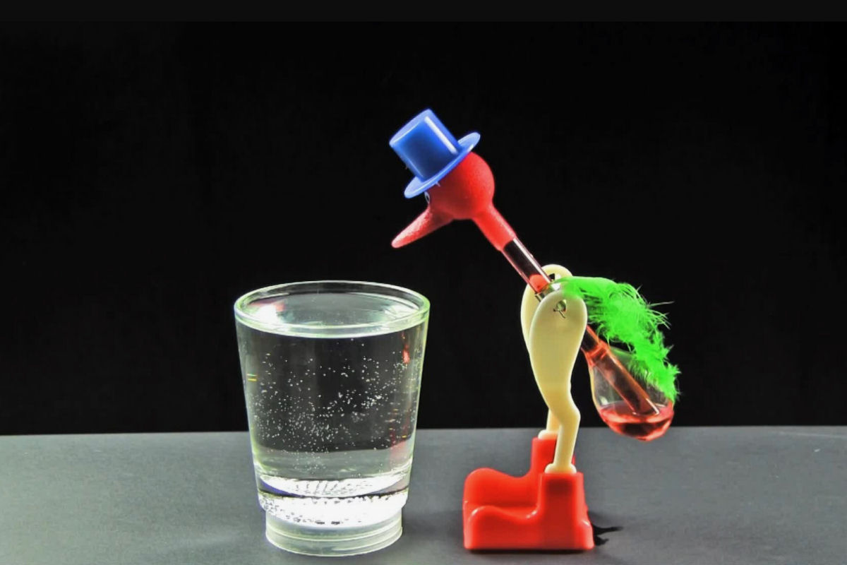 Brinquedos de 'pssaro bebedor' so utilizados para gerar energia limpa a partir da gua