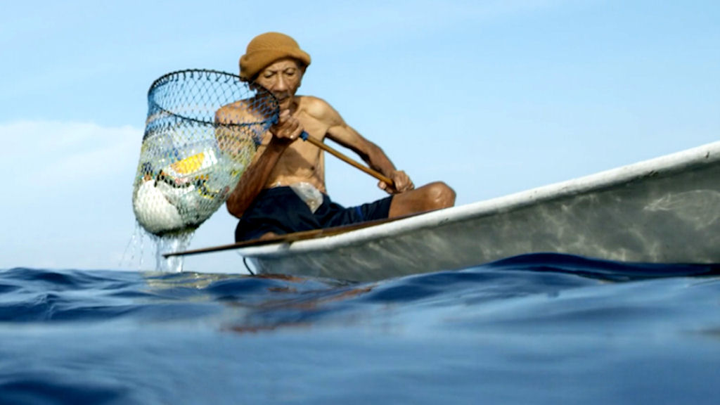 Mais do que peixe, pescador de 90 anos coleta plástico para limpar ooceano