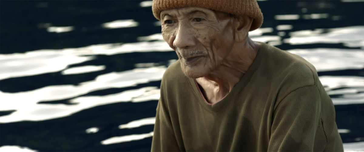 Curta-metragem  profundo segue um pescador de 90 anos que limpa plástico das costas de Bali