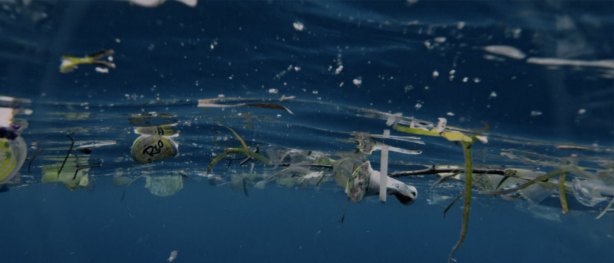 Curta-metragem  profundo segue um pescador de 90 anos que limpa plástico das costas de Bali