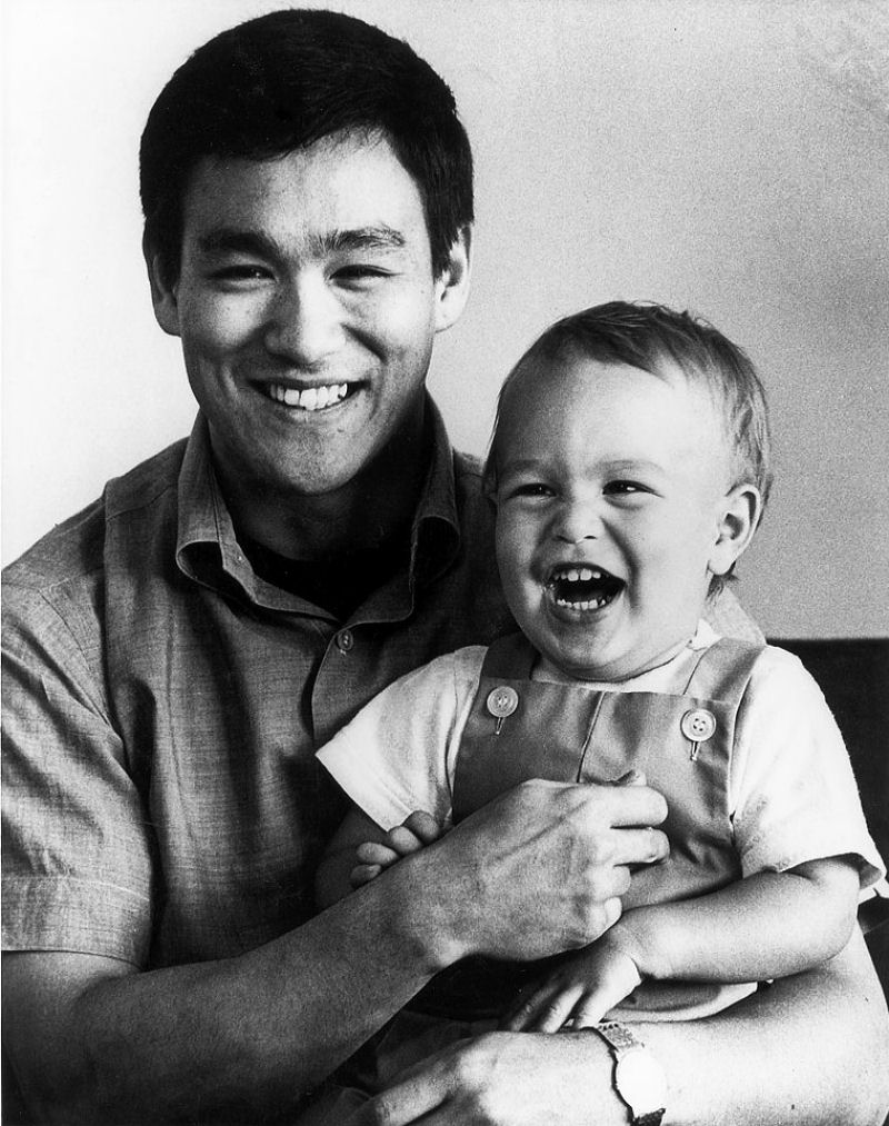 A maldita história das gravações acidentadas de «O Corvo», que acabou com a vida do filho de Bruce Lee