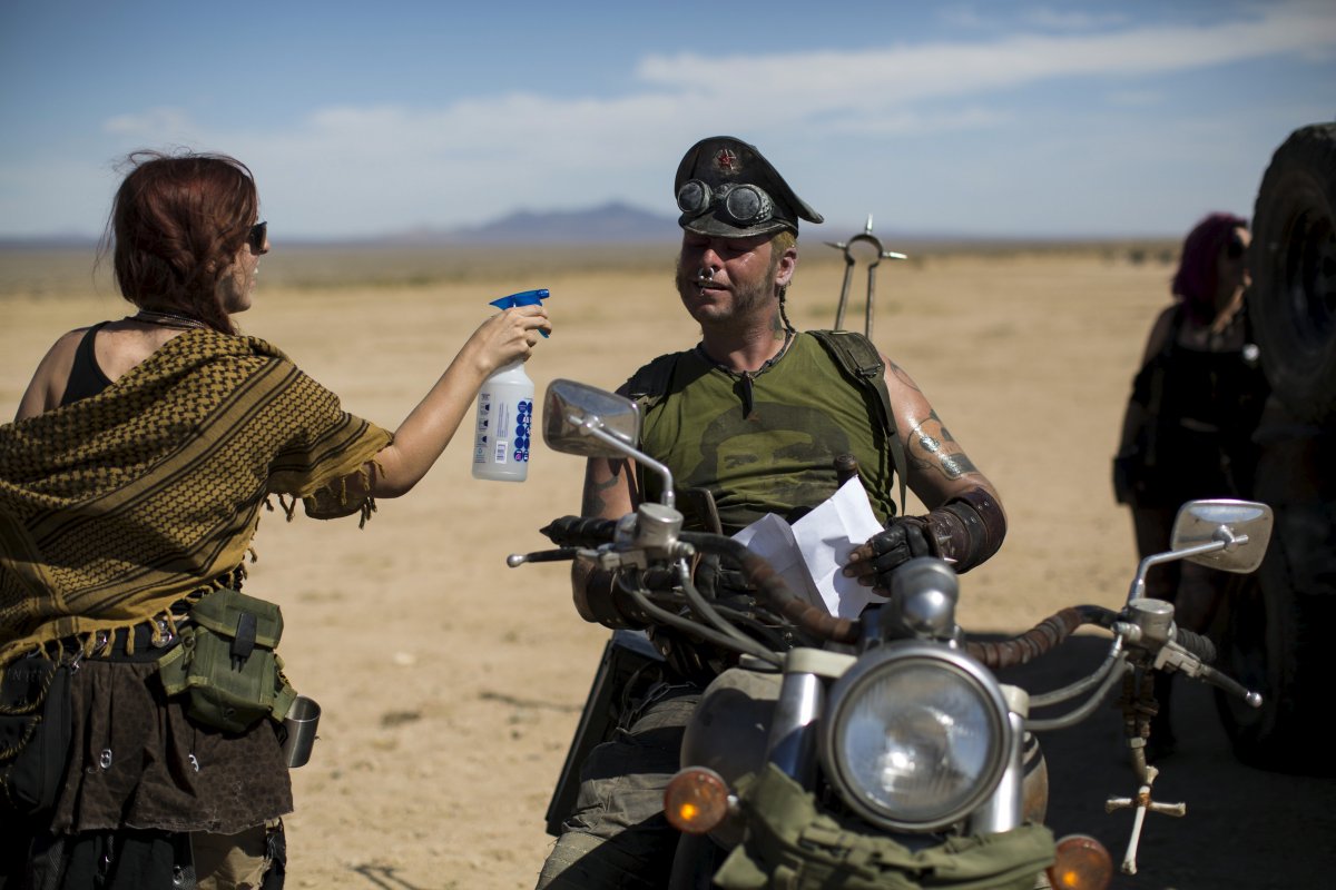 Fs de Mad Max constroem seu prprio mundo ps-apocalptico no meio do deserto 17