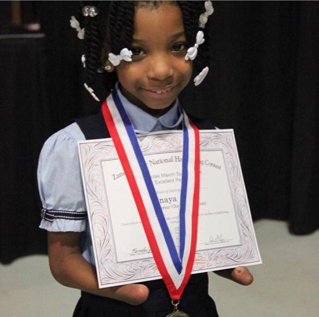 Incrvel: garota que nasceu sem mos ganha concurso de caligrafia nos EUA