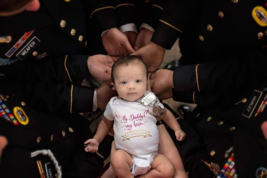 Uma sesso fotogrfica comovente do beb, de um soldado cado, e seus padrinhos do exrcito 01
