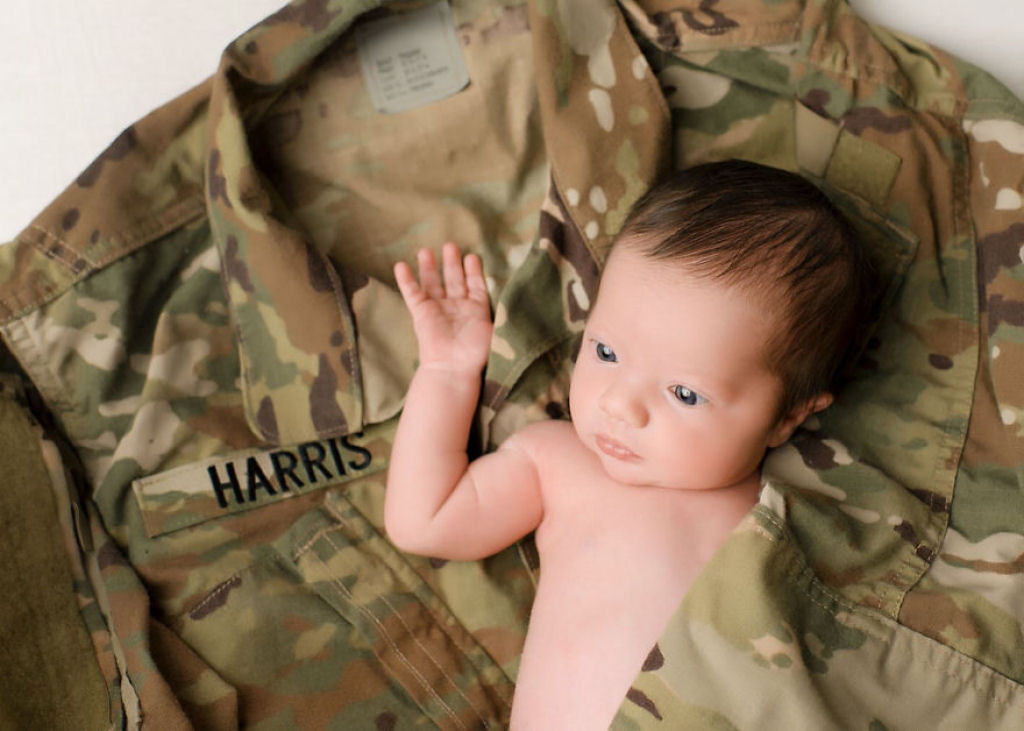 Uma sesso fotogrfica comovente do beb, de um soldado cado, e seus padrinhos do exrcito 06