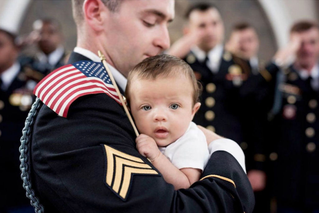 Uma sesso fotogrfica comovente do beb, de um soldado cado, e seus padrinhos do exrcito 08