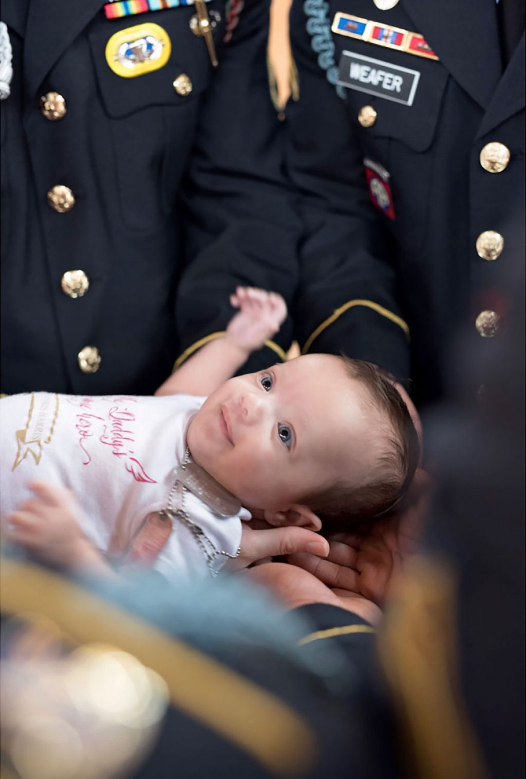 Uma sesso fotogrfica comovente do beb, de um soldado cado, e seus padrinhos do exrcito 10