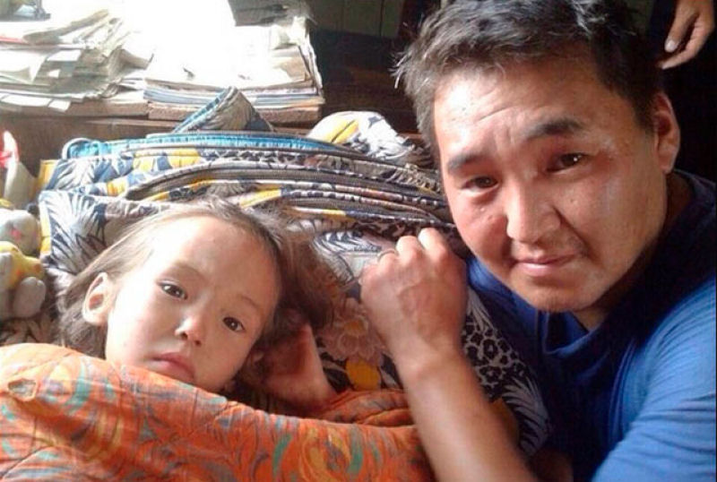 Esta menina de três anos sobreviveu onze dias depois de se perder em um bosque na Sibéria com a ajuda de seu cão