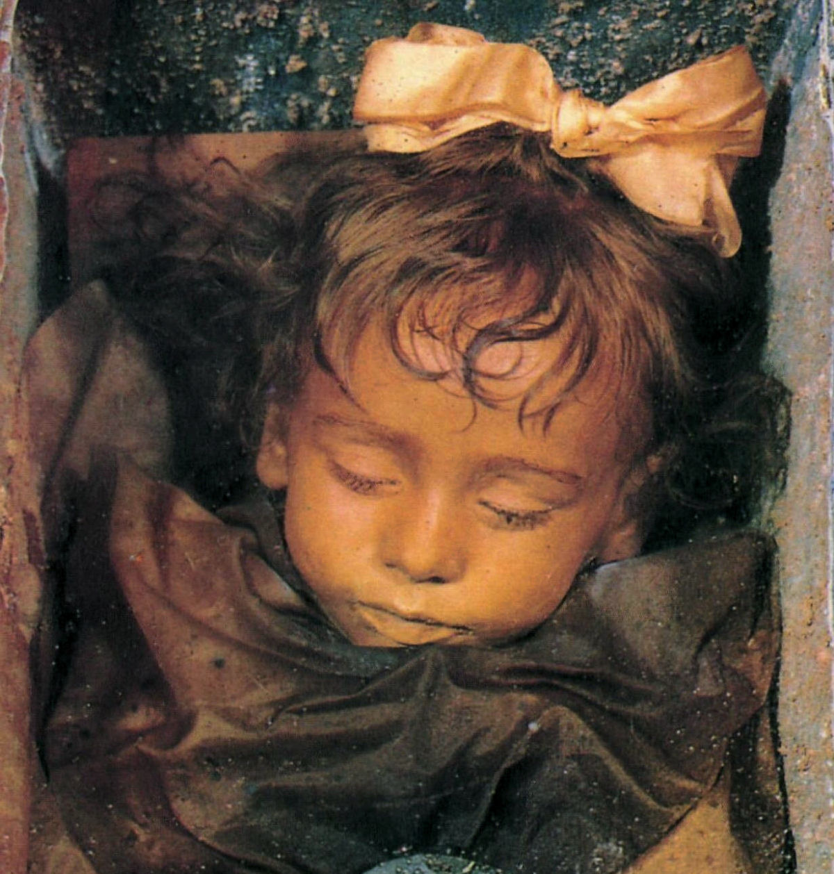 Menina mumificada há 94 anos abre e fecha os olhos todos os dias